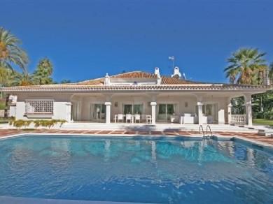 Chalet con 9 dormitorios se vende en Marbella, Costa del Sol