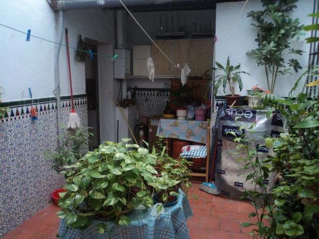Vivienda de 3d con patio en buen estado