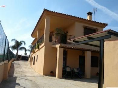 Chalet con 6 dormitorios se vende en Alhaurin de la Torre