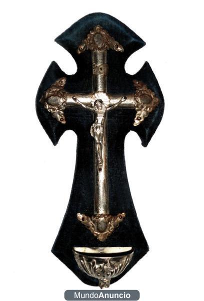 CRUZ ANTIGUA DE METAL PLATEADO SOBRE SOPORTE DE MADERA