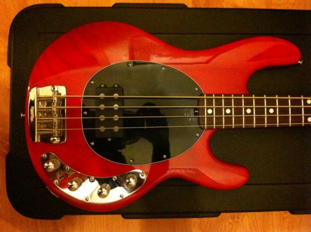 Musicman Stingray Trans Red 4 cuerdas Año 2005 con maleta original Musicman